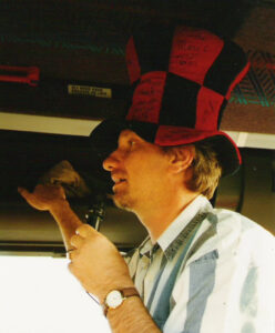 Wim van Herk met hoed in Praag, 1996